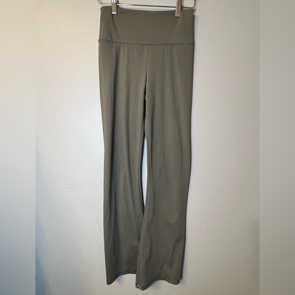 American Eagle The Everything High-Waisted Flare Leggings in Olive Small - Picture 4 of 8